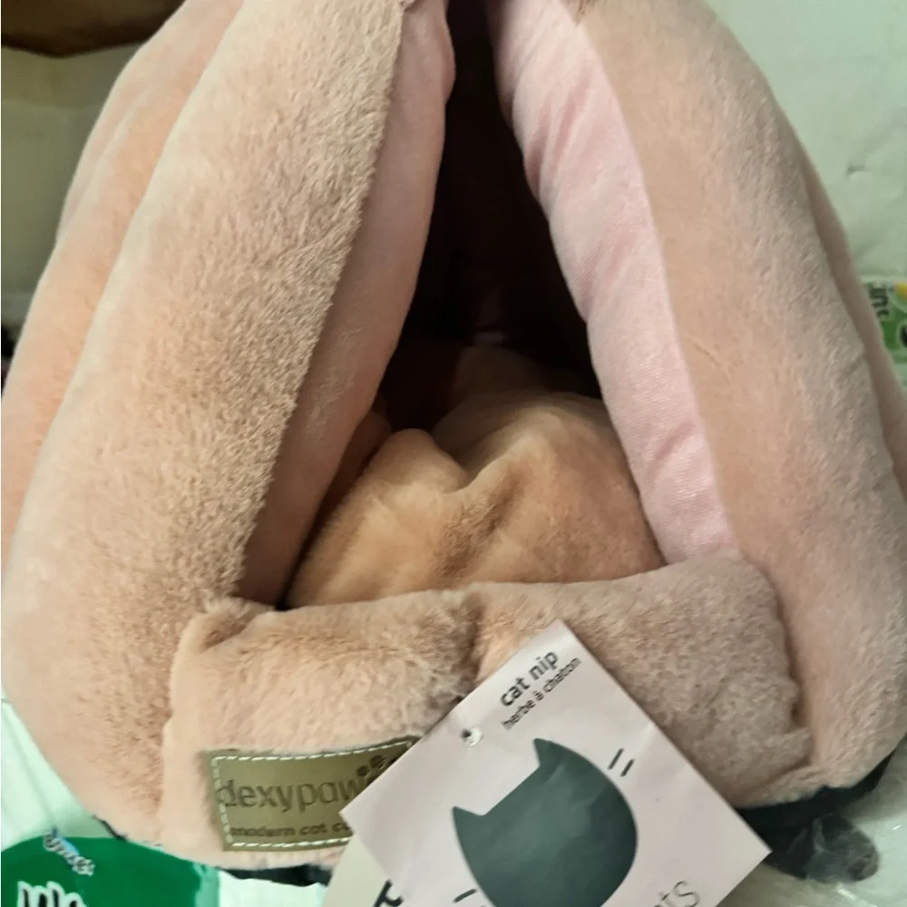 Cozy Pink Cat Bed - catnip - new with tags cozy tee pee style pink bed for cats